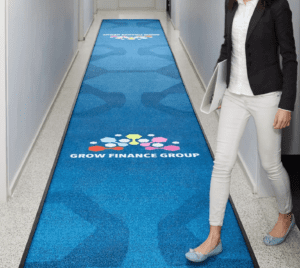 Moodsad, prinditud graafikaga logovaibad, millel on horisontaalsed jooned ja sügavsinised toonid.