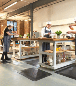 Libisemisvastane väsimust leevendav kummimatt madala profiiliga servadega töökohale.