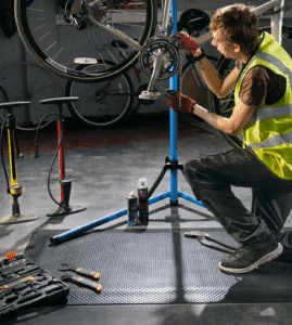 Väsimusvastane matt tööstuses töötavatele inimestele. Leevendus lihastele ja liigestele. Pehmendusega pikaajaliseks mugavuseks. Madala profiiliga servad. Kasutamiseks nii sise- kui ka välistingimustes