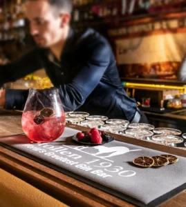 logoga kummist baarimatt joogiklaasidega baariletil