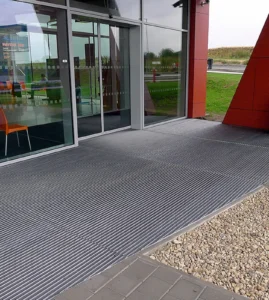 Välisukse harjasmatt kaubanduskeskuse ukse ees