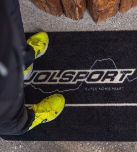 Ergonoomiline vahtsisuga põrandamatt, millele on trükitud kliendi logo.