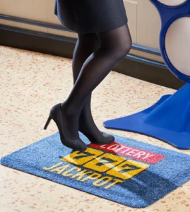 Erksate toonidega trükitud hea ergonoomikaga väsimust leevendav matt