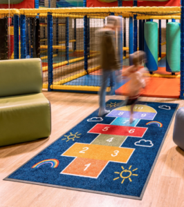 Kirju numbritega mänguvaip laste mängunurgas
