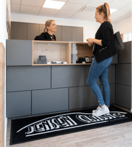 logomatt floorstudiost siseruumi