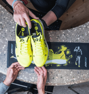 Väiksemat mõõtu kirkavärviline reklaammatt letile, millel on tossud