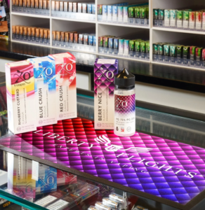 Eritellimusel valminud lilla reklaammatt kaupluse leti ees brändi kuvandi tugevdamiseks