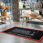 Kvaliteetne logoga porivaip kaupluse siseruumis FloorStudio