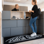 Kvaliteetne mustvalge logomatt siseruumidesse FloorStudio