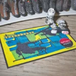 Logoga põrandamatt spordijalatsite poes