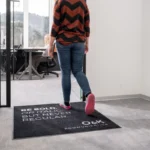 Sõnumiga koridori logomatt