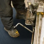 Töötaja seismas Floorstudio ergonoomilisel ja libisemisvastasel kummimatil töölaua või pingi ees