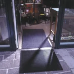 Professionaalne Floorstudio kummimatt roostevaba köögitehnika ees turvalise töökeskkonna tagamiseks