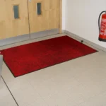 Tumepunane tulekindel siseruumi porimatt (Black-Scarlet) kontori koridoris