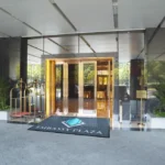 FloorStudio kareda harjasega ja UV-kindel õue logomatt hotelli ees