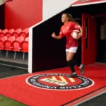 Porimatid ja logovaibad. Jalgpallistaadioni sissepääsus asuv pikk, punane logovaip, mis on loodud ekstreemsetesse oludesse