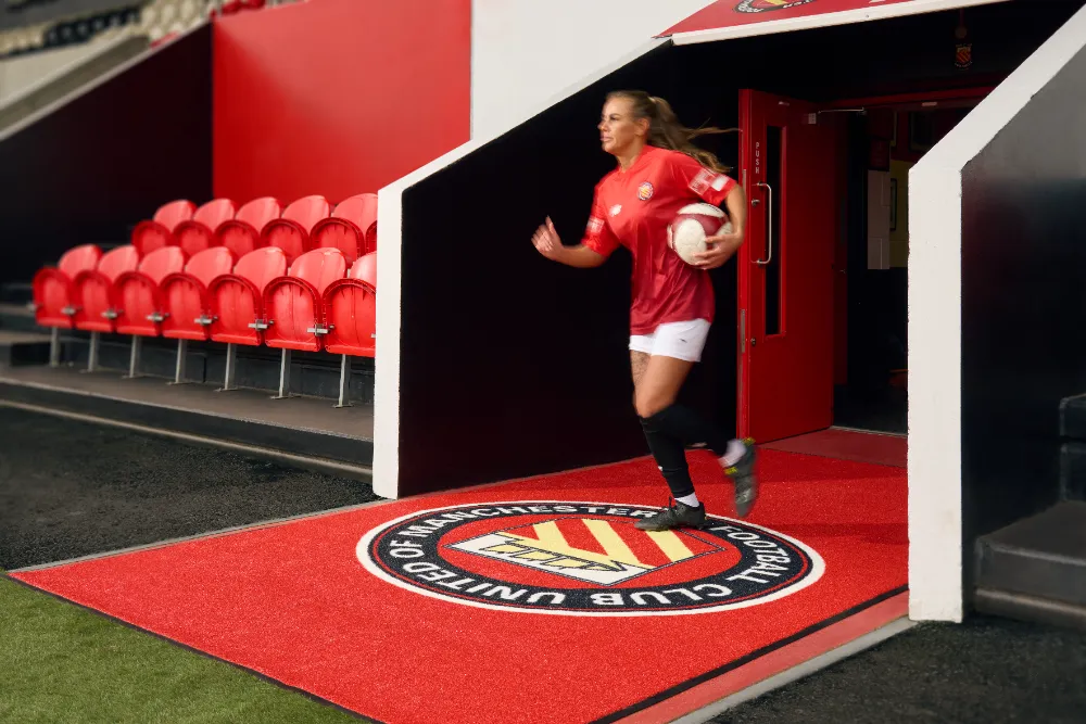 Porimatid ja logovaibad. Jalgpallistaadioni sissepääsus asuv pikk, punane logovaip, mis on loodud ekstreemsetesse oludesse