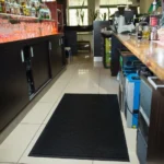 Must Floorstudio kummimatt baarileti taga libisemisohu vältimiseks