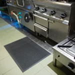 Floorstudio must rasvakindel kummimatt restorani köögis pliitide ees