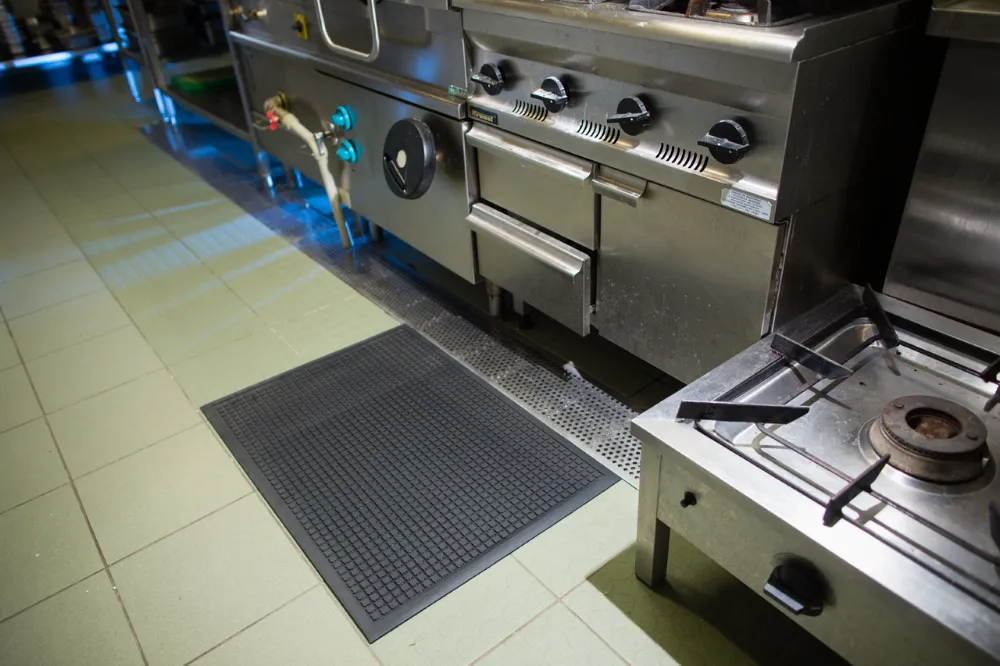 Libisemisvastane kummimatt professionaalses köögis