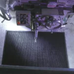 Floorstudio must kummimatt tööstusliku treipingi või tööpingi ees ohutuse tagamiseks