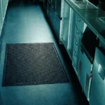 Floorstudio must libisemisvastane kummimatt professionaalse köögi põrandal