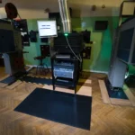 Floorstudio must kummimatt tööstuslikus ruumis seadmete ees