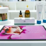 Fototrükiga reklaammatt ilutoodete esitlusel