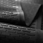 Floorstudio kummimati reljeefne muster ja madal servaprofiil lähivaates