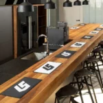 Rida reklaammatte pikal baariletil