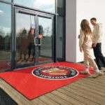 Punane büroohoone ees asuv eritellimusel valmistatud FloorStudio logovaip välistingimustesse