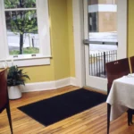 Kvaliteetne hall siseruumi porimatt modernses restoranis