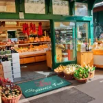 Eritellimusel valmistatud kliendi logoga FloorStudio disainmatt kaupluse ukseesisel, rätsepatöö