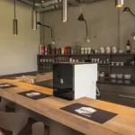 Rida reklaammatte puidust baariletil