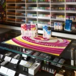 Värviline reklaammatt tooteesitlusel poeletil