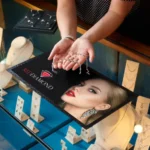 Sinine logomatt messileti peal