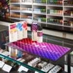 Fotorealistliku trükiga lilla reklaammatt poeletil