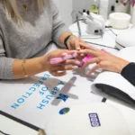 Bränditud reklaammatt kasutusel maniküürilaual ilusalongis