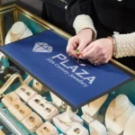 Sinine logoga letimatt ehete esitlemiseks juveelipoes