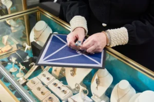 Värviline reklaammatt tooteesitlusel poeletil kassa juures