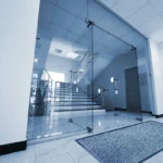 Hall Euroopas toodetud tulekindel siseruumi porimatt modernse büroohoone fuajees klaasseinte ees