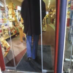 Kvaliteetne Euroopas toodetud tumesinine siseruumi porimatt kaupluse sissepääsu uste vahel