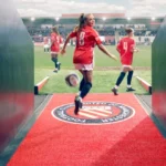 Jalgpallistaadioni sissekäigu ees asuv pikk logomatt, mis on loodud pilku püüdma