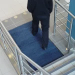 Sinine standard siseruumi porivaip trepi alumisel platvormil