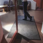 Pikk graniithall siseruumi porimatt koridoris klaasuste ees