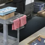 Must reljeefne Floorstudio kummimatt baarileti taga libisemisohu vähendamiseks