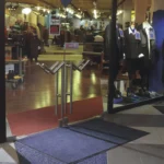 Sinine ühevärviline siseruumi porimatt ärihoone klaasuste ees