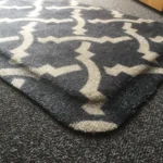 Geomeetrilise mustriga ja pehmendusega ergonoomiline disainmatt lähivaates