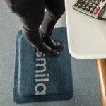 Hall ergonoomiline matt apteegi teeninduspunktis seisulaua taga