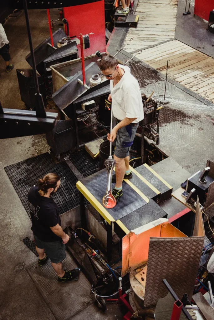 Töötaja seismas Floorstudio ergonoomilisel matil tööstuslikus keskkonnas
